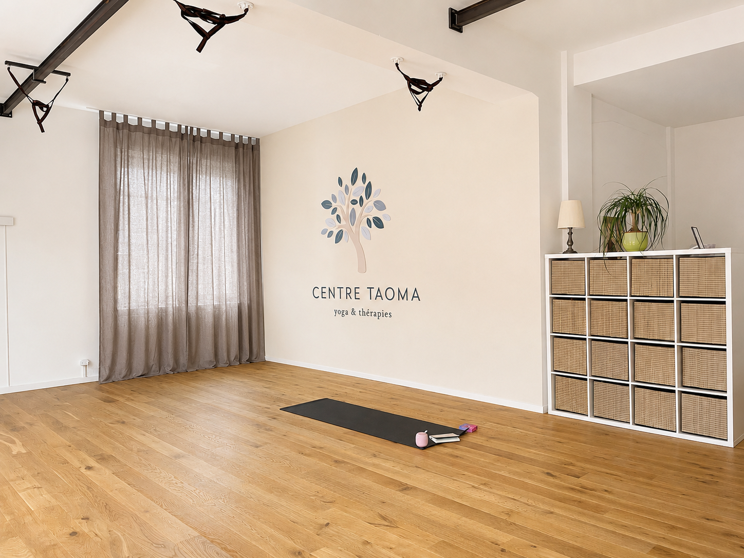 Salle de yoga lumineuse au Centre Taoma à Bienne